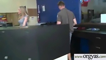 Дани Дезире Платят За Секс На Публике И Показывают Свои Большие Сиськи.