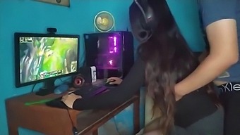Una Ragazza Arrapata Viene Scopata Durante La Sessione Di Gioco Di Lol