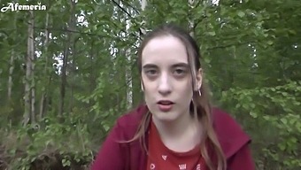Moja Priateľka Dáva Hlboký Orálny Sex A Prehltne Sperma V Lese