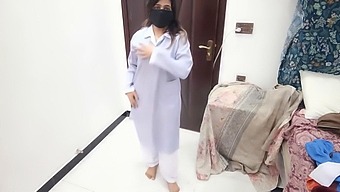 Sobia Nasir, Pakistanská Vysokoškolská Študentka, Predvádza Zmyselný A Provokatívny Nahý Tanec Vo Svojej Internátnej Izbe