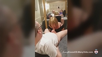 Pauline, Zvodná Trans Žena, Dáva Mikeovi Pôsobivý Orálny Sex, Kým Jej Nevystrekuje Do Úst.